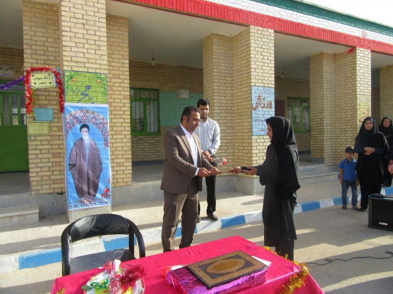 شهردار بادوله در روز معلم با دسته گل به مدرسه رفت+ تصاویر