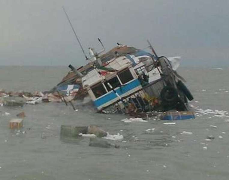 غرق لنج باری در خلیج‌فارس/ خدمه شناور از خطر مرگ نجات یافتند